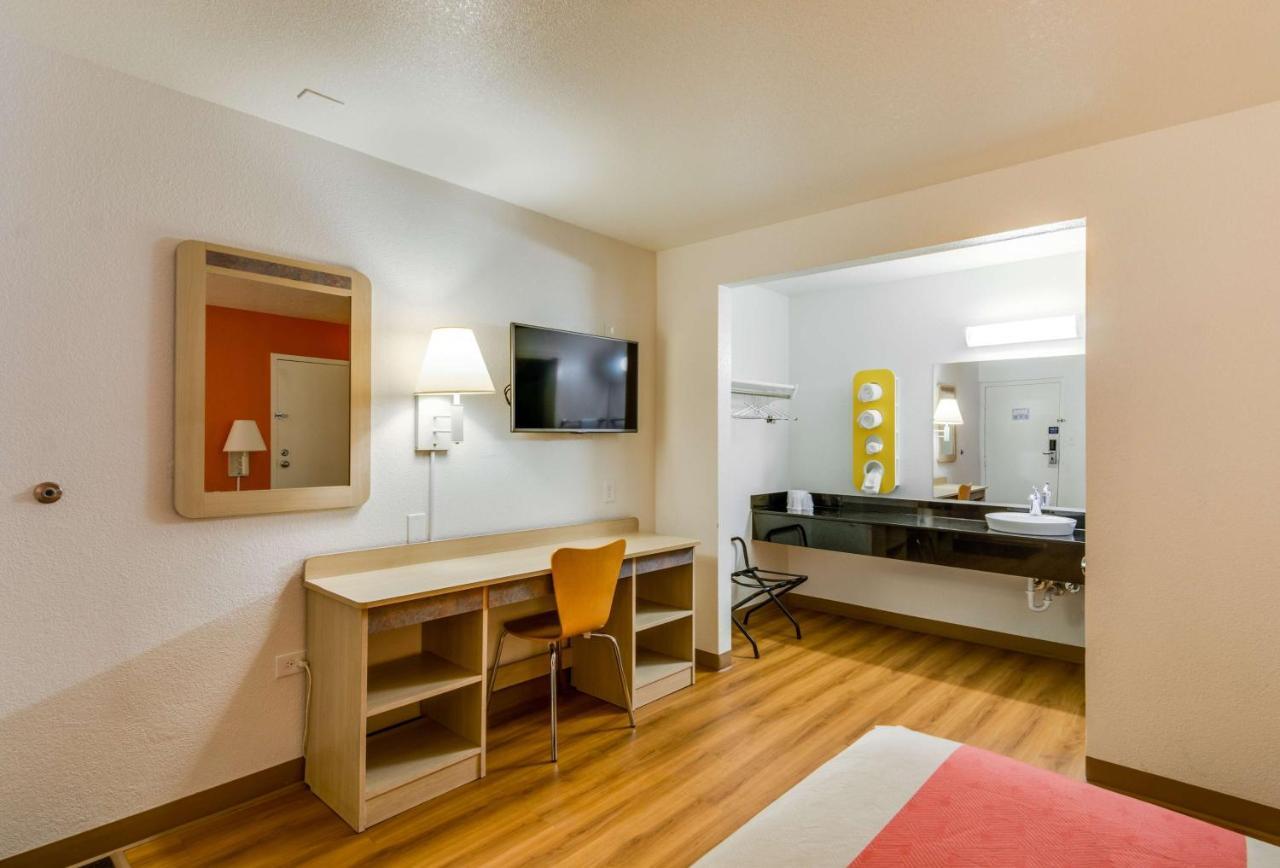 โมเทล 6 ชิคาโก โอแฮร์ - ชิลเลอร์พาร์ค Hotel Schiller Park ภายนอก รูปภาพ