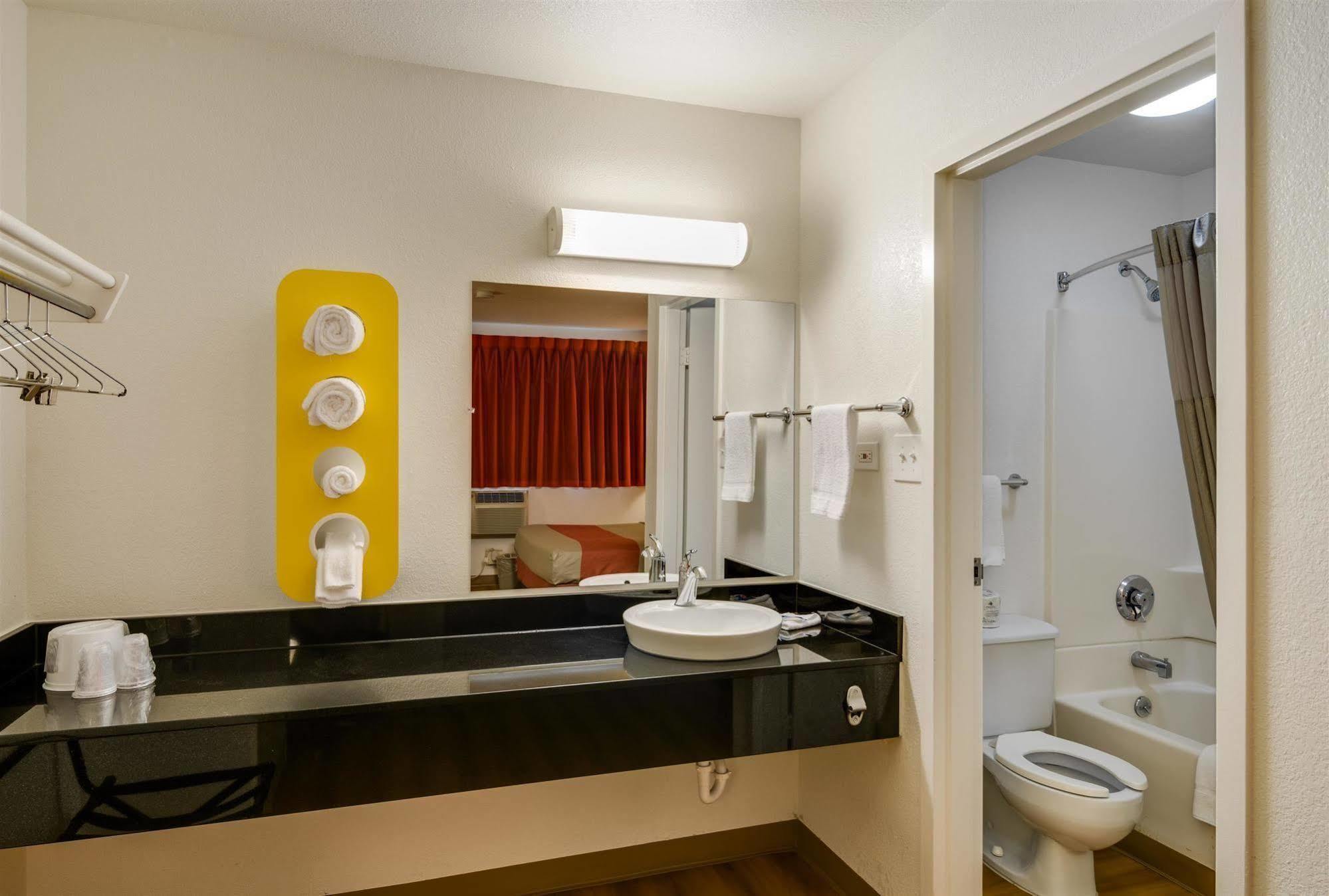 โมเทล 6 ชิคาโก โอแฮร์ - ชิลเลอร์พาร์ค Hotel Schiller Park ภายนอก รูปภาพ
